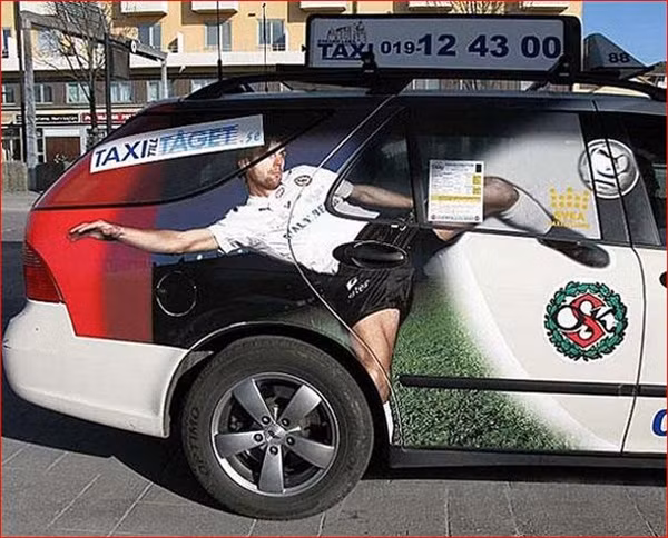 Tay nắm cánh cửa của chếc xe này nằm đúng vị trí nhạy cảm của biển quảng cáo.