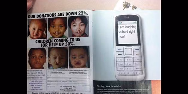 Thông điệp từ thiện có hình ảnh trẻ em dị tật nằm ngay cạnh quảng cáo điện thoại với dòng tin nhắn "Cười vỡ bụng mất thôi!".