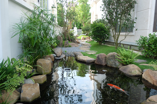 Vườn Nhật là phong cách vườn đặc biệt trên thế giới, chứa đựng tư tưởng triết lý phương Đông, thể hiện tính thiền, thế giới quan của người Nhật. Ở đó thiên nhiên được mô phỏng thu nhỏ từ những ngọn núi, con sông... đến biển cả bao la.