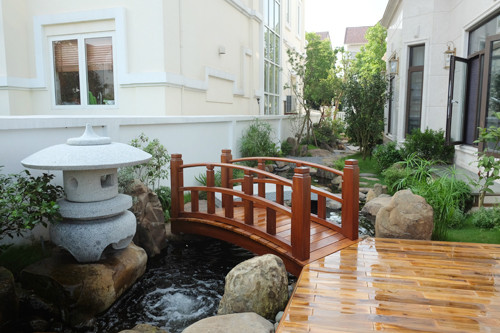 Nghệ nhân Yasushi Hori và KTS Hoàng Văn Quang đã đem tới một không gian tĩnh lặng giúp cho chủ nhà có thể thoát khỏi những muộn phiền trong cuộc sống hàng ngày. Ngay lối vào cổng là một cây tùng lớn đón chào khách. Liền kề là chiếc đèn đá - nét đặc trưng của những khu vườn trong gia đình người Nhật.