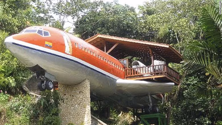 12. Khách sạn Costa Verde (Costa Rica): Khách sạn Costa Verde thực chất là một chiếc Boeing 727. Chủ khách sạn đã mua lại chiếc máy bay cũ và chuyển nó từ sân bay quốc tế San Jose tới Công viên quốc gia lush Manuel Antonio. Sau đó, chiếc Boeing này được tân trang, sửa chữa để trở thành một khách sạn tiện nghi.