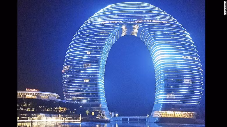 3. Sheraton Huzhou Hot Spring Resort (Hồ Châu, Trung Quốc): Nổi tiếng với thiết kế dạng chiếc bánh rán donut, khách sạn Sheraton Huzhou Hot Spring Resort cung cấp đầy đủ tiện nghi và dịch vụ hơn cả mong đợi. Khách sạn này có một cây cầu nối giữa hai tòa nhà.