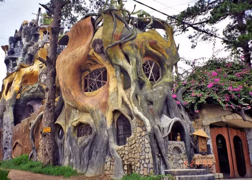 Biệt thự kỳ dị ở Đà Lạt còn được gọi là ngôi nhà Hằng Nga hay Ngôi nhà điên. Biệt thự do kiến trúc sư người Việt Nam Đặng Việt Nga thiết kế.