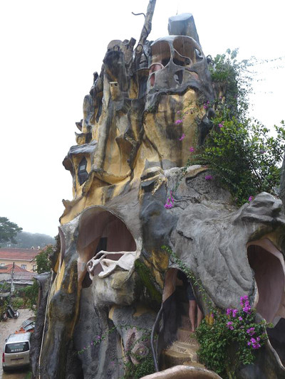 Tọa lạc ở số 3 đường Huỳnh Thúc Kháng (TP Đà Lạt, Lâm Đồng), ngôi nhà có tên gọi ban đầu là Biệt thự Hằng Nga, sau đổi thành Ngôi nhà điên (Crazy house) hay Ngôi nhà kỳ dị.