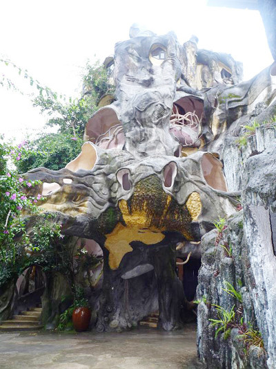 Biệt thự Hằng Nga bao gồm khách sạn Hốc Cây và lâu đài Mạng Nhện, đó là 2 thân cây cổ thụ làm bằng bê tông, trong đó có những gian phòng mang tên của các loài vật như kangourou, hổ, gấu, khỉ...