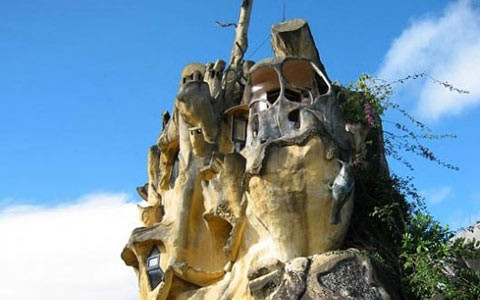 Lấy cảm hứng từ thiên nhiên và hình dáng tự nhiên, biệt thự độc đáo có cái tên kỳ lạ “Ngôi nhà điên” có hình dáng như một thân cây cổ thụ giống với tác phẩm của Salvador Dali và Walt Disney.