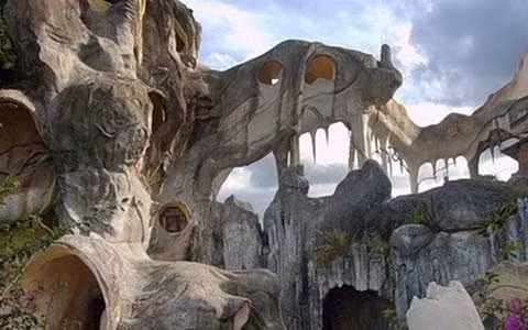 Ngay lối vào biệt thự là tấm mạng nhện khổng lồ, mở ra một lâu đài với khu vườn như trong chuyện cổ tích.