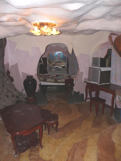 Phòng "quả bầu" là phòng cao nhất của biệt thự Hằng Nga và là phòng được khách du lịch quốc tế rất thích. Vì ở trong này có thể đốt củi trong bụng quả bầu, giữ ấm suốt đêm để ngủ mà không cần đắp chăn. Các phòng nghỉ ở đây có đầy đủ tiện nghi cần thiết của một khách sạn sang trọng.