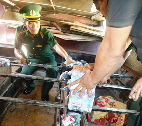 Cat “xuong song” xe khach de cho phao lau