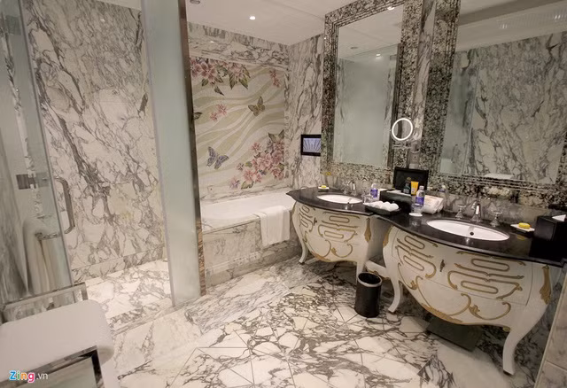 Giá thuê phòng một đêm là hơn 17.000 USD, tương đương gần 400 triệu đồng. Đến thời điểm hiện tại, phòng nguyên thủ quốc gia của Times Square được cho là đắt nhất Việt Nam.