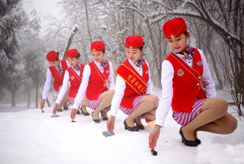 Qua những hình ảnh, có thể thấy những nam nữ sinh viên trường hàng không này chỉ mặc trang phục tiếp viên hàng không mỏng manh và phải liên tục tiếp xúc với tuyết lạnh.