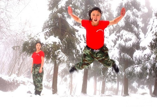 Bên cạnh đó, các nữ học viên còn phải thực hiện những động tác, những bài tập thể lực nặng. Những bài huấn luyện khắc nghiệt giữa trời băng tuyết này để giúp những tiếp viên hàng không sau này có thể chịu được áp lực cao, có ý chí mạnh mẽ và khả năng đối phó với những tình huống căng thẳng.