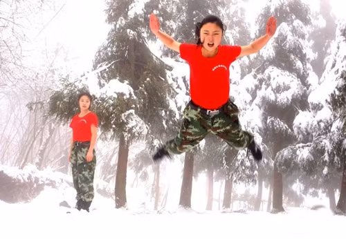 Bên cạnh đó, các nữ học viên còn phải thực hiện những động tác, những bài tập thể lực nặng. Những bài huấn luyện khắc nghiệt giữa trời băng tuyết này để giúp những tiếp viên hàng không sau này có thể chịu được áp lực cao, có ý chí mạnh mẽ và khả năng đối phó với những tình huống căng thẳng.