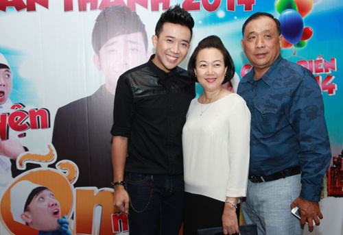 Trấn Thành từng chia sẻ mức thu nhập mà anh có được đủ để lo cho cha mẹ và gia đình. Anh cũng đã mua nhà và xe hơi tiền tỷ cho ba mẹ. Ảnh: Trấn Thành chụp cùng bố mẹ.