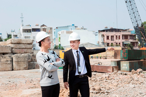 Một tháng sau đó, Trấn Thành còn hào hứng đi tham quan công trường dự án RichStar.