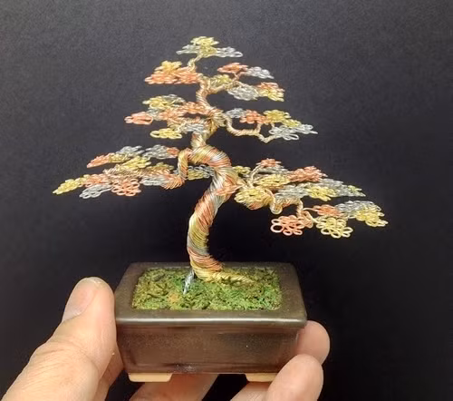 Những thiết kế siêu tí hon này là phiên bản thu nhỏ rất chi tiết của cây cảnh bonsai ngoài đời thực.