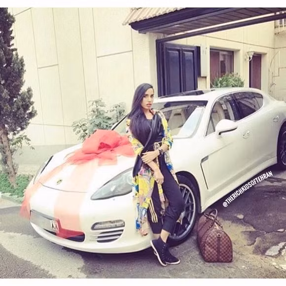 Trong trào lưu khoe của rầm rộ trên mạng xã hội của con nhà giàu khắp thế giới, tài khoản Rich Kids of Tehran là một trong những cái tên đi đầu và nhanh chóng gây xôn xao Instagram.