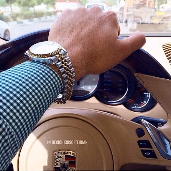 Biệt thự xa hoa với khu vườn rộng, trang sức, điện thoại sang... là những thứ rất phổ biến trong trang mạng này, khi nói về con nhà giàu ở Iran.