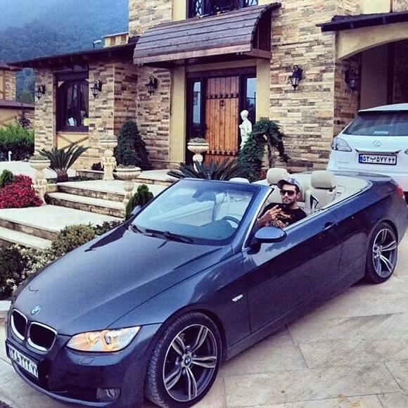 Biệt thự, xe hơi, hàng hiệu và những cuộc ăn chơi, loạt ảnh được đăng tải trên Instagram của nhóm con nhà giàu Iran khiến nhiều người choáng ngợp.