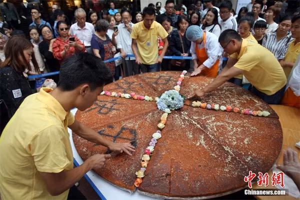 Đại diện cơ sở sản xuất cho biết: "Chúng tôi muốn làm một điều gì đó thật đặc biệt chào đón ngày Tết đoàn viên. Do đó, chúng tôi quyết định tạo ra chiếc bánh Trung thu lớn nhất trong lịch sử thành phố".