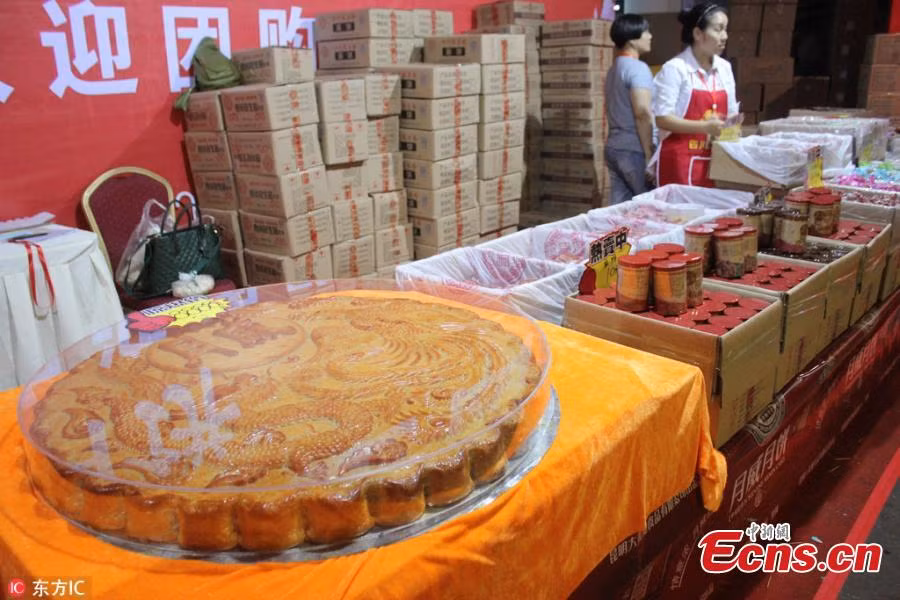 Nổi bật nhất là chiếc bánh trung thu khổng lồ với nhân hải sản này được rao bán với giá 8.888 nhân dân tệ (gần 30 triệu đồng).