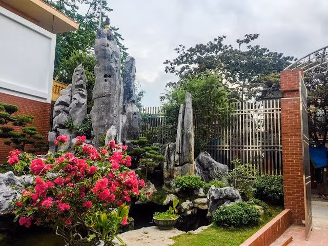 Biệt thự này tọa lạc trên đường Nguyễn Khuyến, phường Âu Cơ, thị xã Phú Thọ. Chủ ngôi biệt thự là một nữ doanh nhân kinh doanh trên nhiều lĩnh vực.