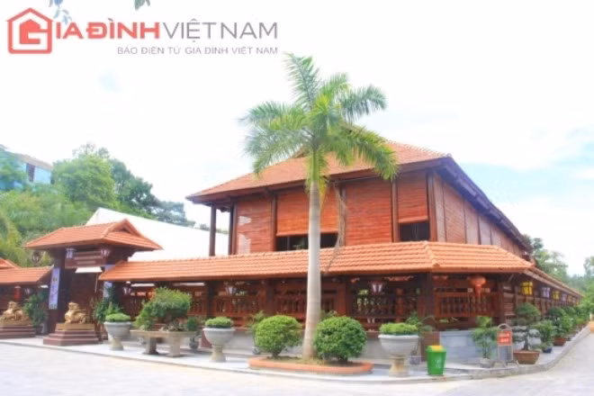 Nhà sàn gỗ lim 200 tỷ của đại gia Điện Biên: Ngôi nhà sàn của đại gia Bùi Đức Giang được xây dựng từ hơn 500 m3 gỗ lim nguyên khối nằm trong quần thể khu du lịch sinh thái Him Lam (Điện Biên). Đây được xem là một trong ngôi nhà, biệt thự của đại gia phố núi khiến nhiều người choáng vì độ hoành tráng.