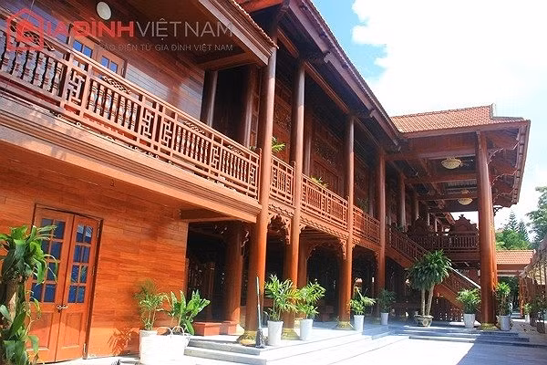 Ngôi nhà sàn gỗ lim này được đại gia Bùi Đức Giang xây dựng trong vòng 4 năm và mới được xác nhận kỷ lục Guiness Việt Nam về nhà sàn bằng gỗ lim lớn nhất Việt Nam.