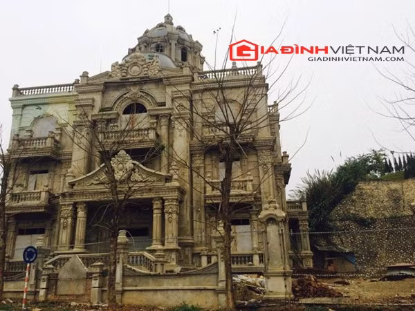 Tuy nhiên, dù đã thi công từ lâu nhưng ngôi biệt thự này vẫn chưa được hoàn thiện. Theo thông tin từ một vài người dân bản địa, ngôi biệt thự hiện đã bị “bỏ rơi” hơn 1 năm nay và không có dấu hiệu thi công tiếp.