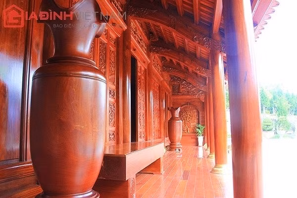 Điều độc đáo của ngôi nhà sàn là được cất dựng hoàn toàn bằng gỗ lim quý hiếm nguyên khối từ sàn nhà, nóc mái, tường, trần, cột, xà, kèo, toàn bộ nội thất... thậm chí cả tường bao. Hơn 500 khối gỗ lim quý hiếm đã được dùng để xây dựng căn nhà độc đáo có một không hai này