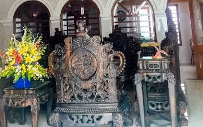 Tại tầng 1, ngay cửa chính biệt thự là phòng tiếp khách, nữ đại gia chọn nội thất chủ yếu bằng gỗ, chạm khắc mang phong cách cổ điển, sang trọng.