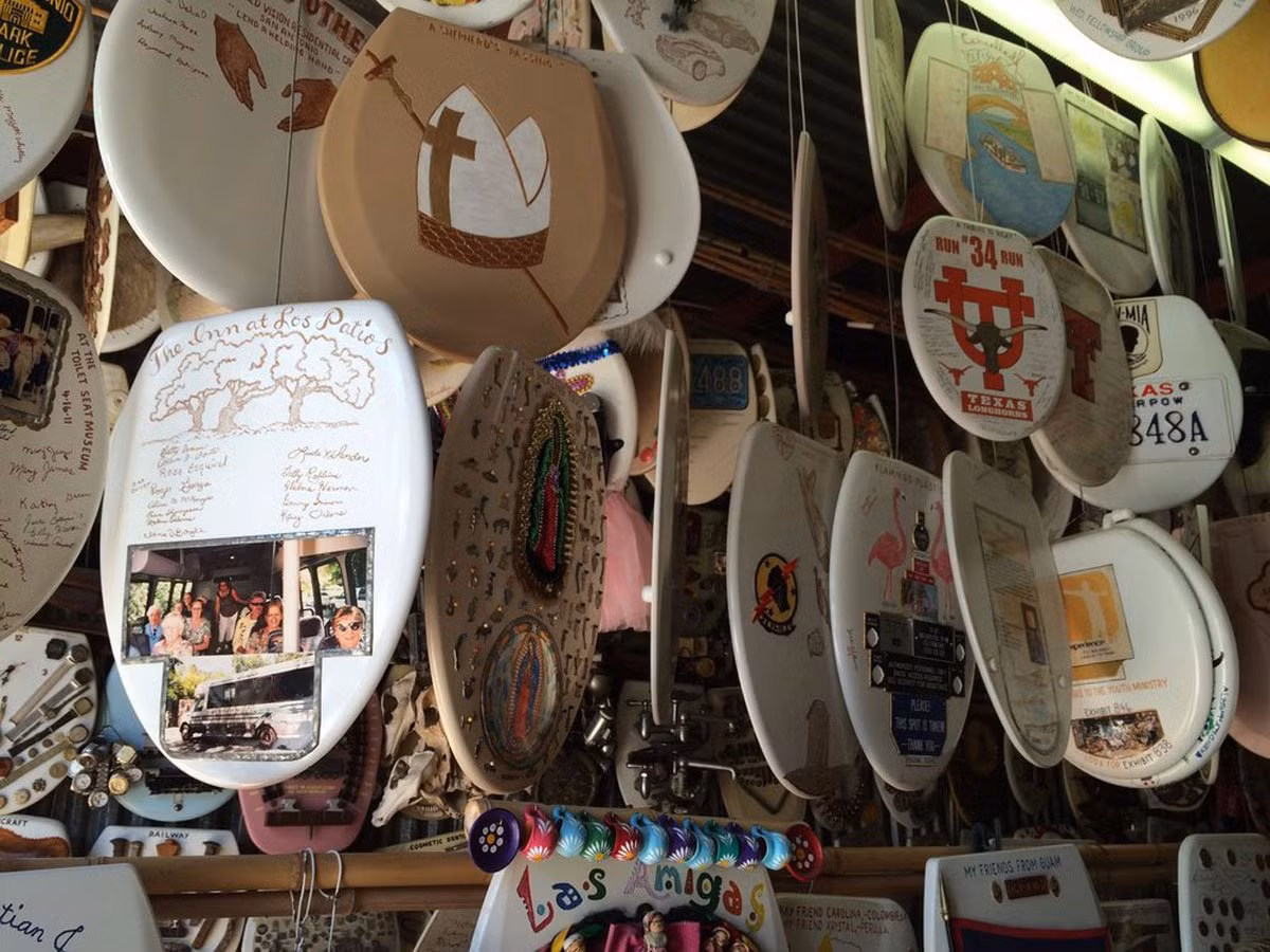 1. Bảo tàng toilet của Barney Smith: Tọa lạc tại thành phố San Antonia, Texas, công trình độc đáo của ông Barney Smith đã thu hút sự chú ý của đông đảo người dân trong vùng cũng như khách du lịch bốn phương. Bảo tàng trưng bày các món đồ trang trí được làm từ phần nắp và bệ bồn cầu.