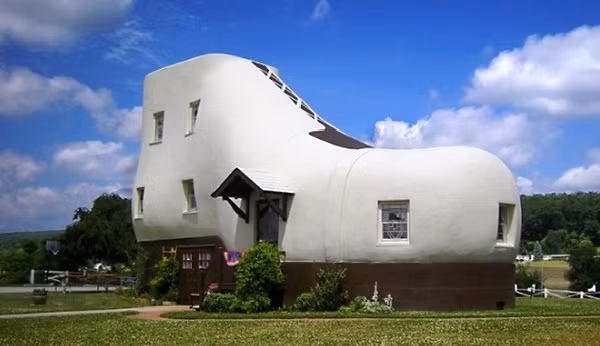 10. Nhà giày, Pennsylvania: Căn nhà hình chiếc giày ở Pennsylvania được thiết kế độc đáo, có 3 phòng ngủ, 2 phòng tắm, một phòng bếp và một phòng khách được xây dựng bởi Mahlon N. Haines. Ngày nay, nơi này mở cửa từ tháng 6-10 để đón các du khách tới tham quan.