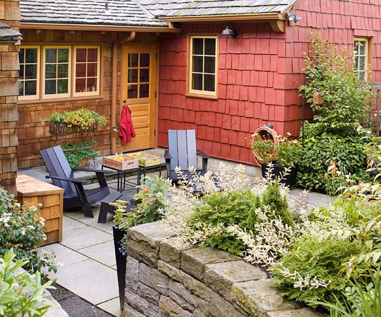 Không gian nghỉ ngơi được đặt giữa thiên nhiên xanh tươi của sân sau.