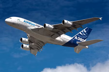 Chiếc "máy bay khủng" này thực hiện chuyến bay đầu tiên vào ngày 27/4/2005 và được hãng hàng không Singapore Airlines đưa vào phục vụ hành khách trong tháng 10/2007.