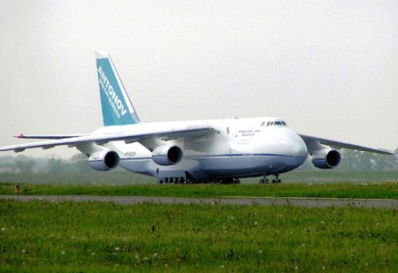 Chiếc Ruslan còn sở hữu một danh hiệu khác là máy bay chở hàng hóa lớn thứ nhì thế giới. An-124 phiên bản quân sự có thể chở 150 tấn hàng hóa và cũng có thể chở 88 người trong một khoang phía trên sau buồng lái.