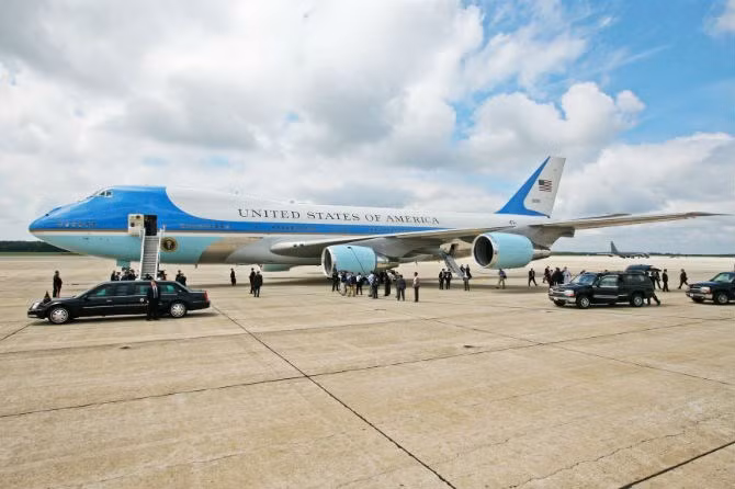 Tổ chức giám sát chính phủ Judicial Watch ước tính trong năm tài chính 2015, chi phí một giờ vận hành Air Force One là hơn 206.000 USD, giảm nhẹ từ mức 228.000 USD một giờ trong năm 2013. Sự suy giảm này là có thể là do giảm giá nhiên liệu.