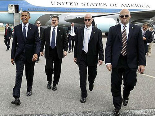 Bất cứ chuyến công du nào của Tổng thống Mỹ cũng đi kèm với cơ chế an ninh cực kỳ nghiêm ngặt. Lực lượng mật vụ và quân đội với khoảng 250 người đảm bảo an ninh cho Tổng thống Barack Obama trong mỗi chuyến công du.