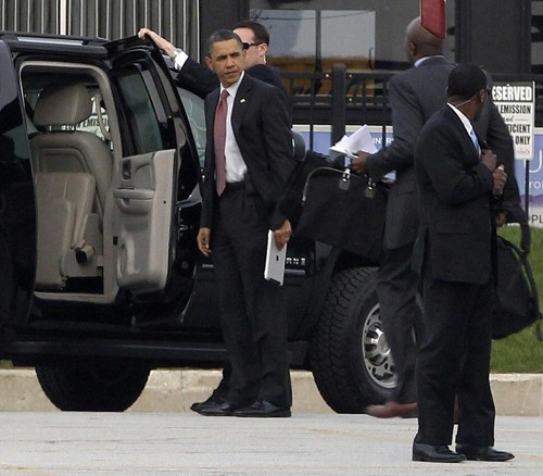 Khoảng 250 nhân viên mật vụ, hàng chục cố vấn và các đội chó nghiệp vụ được triển khai để bảo vệ tổng thống. Một số đặc vụ đeo loại kính đen đặc biệt, có gắn camera có thể ghi lại hình ảnh để chuyển thẳng về trụ sở của Mật vụ Mỹ tại Washington. Toàn bộ khu vực có mái che quanh nơi Tổng thống xuất hiện đều có mật vụ mai phục.