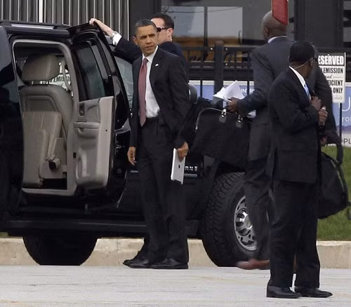 Khoảng 250 nhân viên mật vụ, hàng chục cố vấn và các đội chó nghiệp vụ được triển khai để bảo vệ tổng thống. Một số đặc vụ đeo loại kính đen đặc biệt, có gắn camera có thể ghi lại hình ảnh để chuyển thẳng về trụ sở của Mật vụ Mỹ tại Washington. Toàn bộ khu vực có mái che quanh nơi Tổng thống xuất hiện đều có mật vụ mai phục.