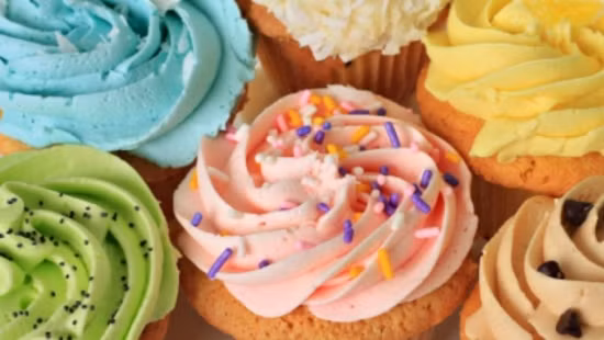 Hạn chế ăn đồ ngọt. Những thức ăn nhiều đường có thể làm bạn thoải mái trong phút chốc nhưng lại mang lại tác hại cho làn da vì chúng kích thích sự phát triển của các gốc tự do, gây viêm và tàn phá tế bào. Hãy cân nhắc một chế độ ăn uống ít đường, để các tế bào có duy trì được sự cân bằng và luôn khỏe mạnh. 