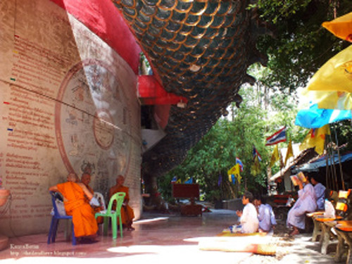 Đền Wat Samphran là công trình tôn giáo lạ nhất trên đất nước Thái Lan. Với hình ảnh con rồng khổng lồ uốn bao quanh ngôi đền vừa thể hiện quyền uy vừa thể hiện sự bảo vệ điều linh thiêng của ngôi đền.