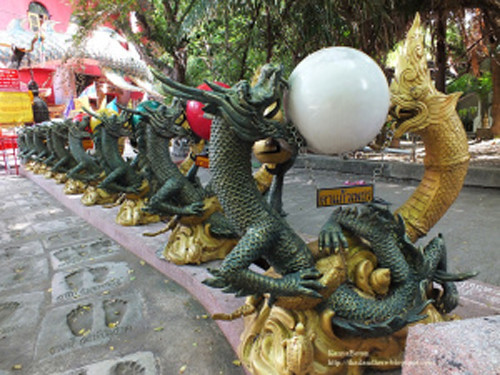 Du khách sẽ bị ấn tượng bởi dọc các lối đi cũng có khá nhiều tượng đầu rồng.