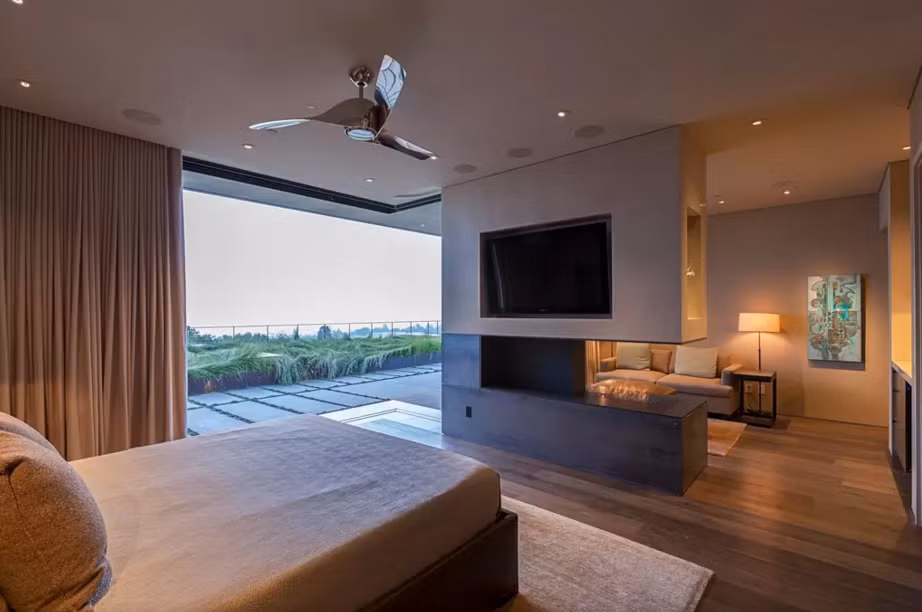 Phòng ngủ trông thực sự yên tĩnh và rộng rãi với view ấn tượng.