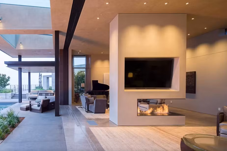 Phòng khách sạn này trang bị lò sưởi ấm cúng.