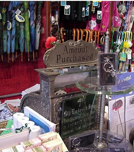 Cửa hàng kỳ lạ này có các đồ chơi cũ, khăn của các phụ nữ trung niên thường sử dụng, sách về chim và mèo, nhưng điều đặc biệt là ở đây có nhiều ô cũ với đủ hình dạng, kích thước và màu sắc sặc sỡ.