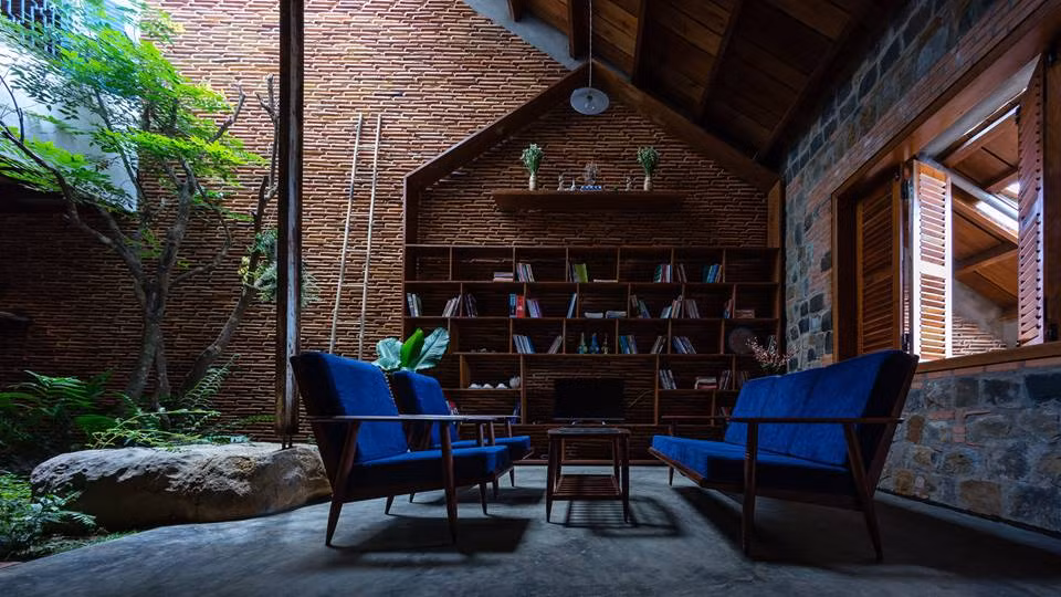 Ngôi nhà có phần mái ngói trải dài từ tầng 2 xuống, đảm bảo sự kín đáo, yên tĩnh cho không gian bên trong.