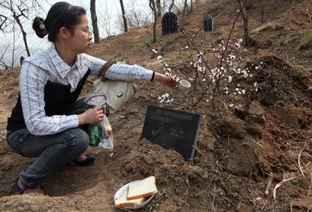 Họ thường xuyên đến thăm và tưởng nhớ thú cưng ở nghĩa trang.