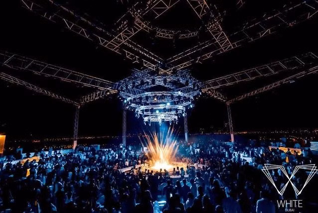 2. WHITE Dubai: Được mệnh danh là “hộp đêm nổi tiếng nhất” Beirut, kể từ khi khai trương vào năm ngoái với vị trí trên tầng gác mái Meydan Racecourse Grandstand, nơi đây đã trở thành điểm đến không thể bỏ qua của các dân chơi.