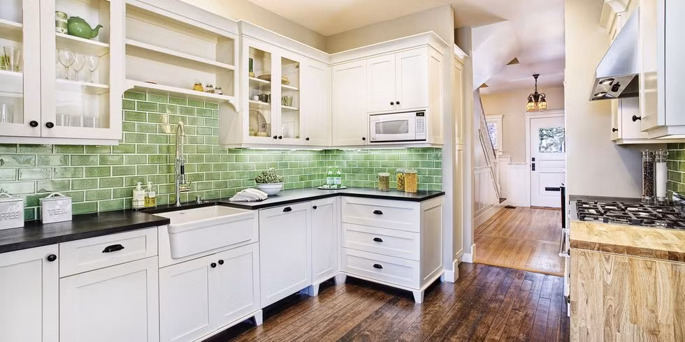 Một chút tường gạch ốp màu xanh làm không gian tươi tắn hơn.